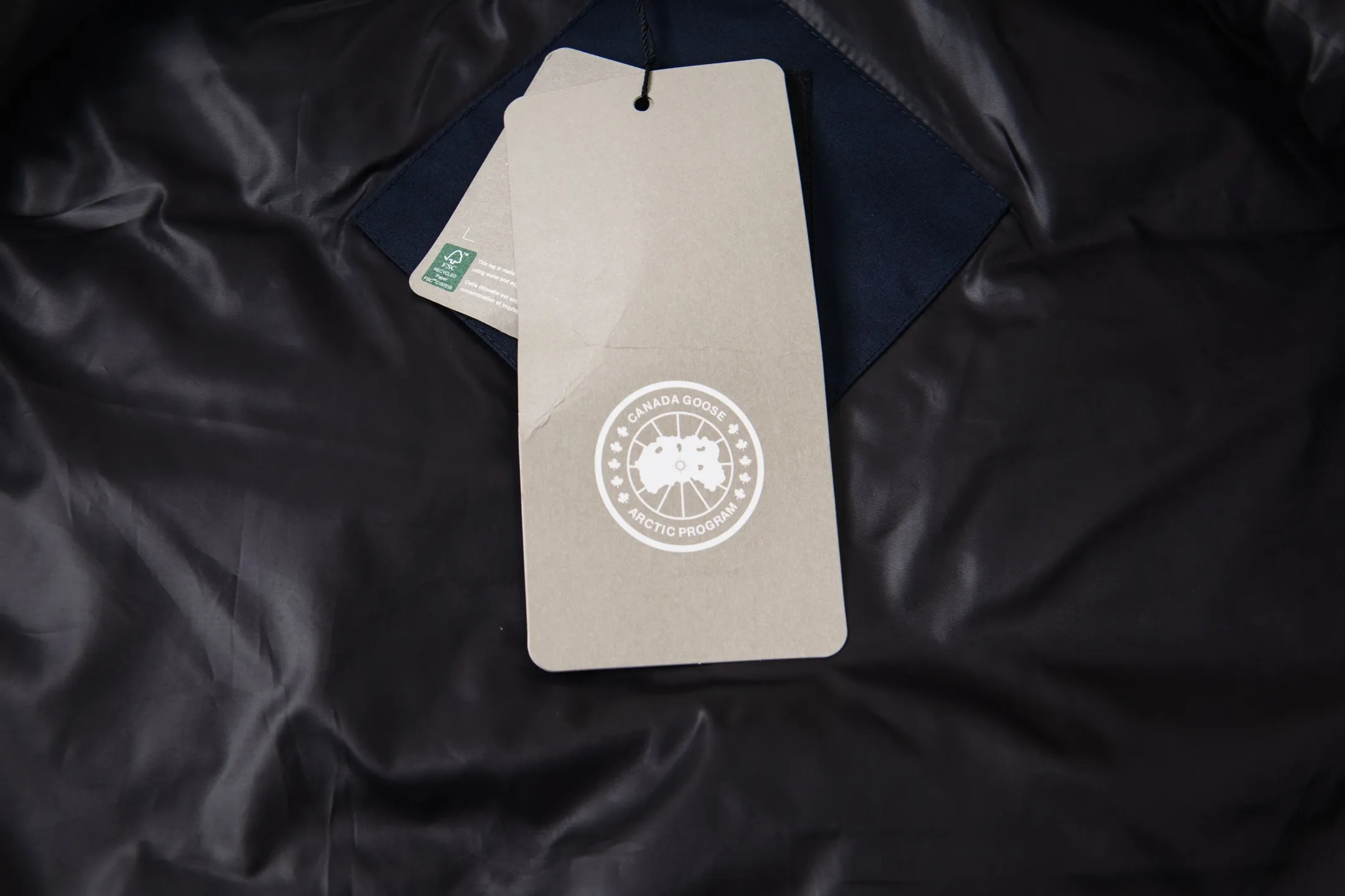 P360 Canada Goose/Canada Goose Black Label #Freestyle Crew 4151mb men's and women's vest down ➖ Imported Behringer embroidery machine customized 10,000-needle embroidery label! ➖ Imported 21-count polyester-cotton blended original fabric, using Feather-Light 10D waterproof coating fabric, made of 84.5% polyester fiber and 15.5% cotton, 100% the best feel in the entire network! ➖ The genuine official website uses the national standard 80 white duck down, and will never be misled by false claims such as 90 down or goose down! ➖ 100% nylon nylon lining with double double-layer sealing design to prevent velvet from running away. Top-grade polar fleece is used in the collar and pockets to keep warm and comfortable! ➖ Yoshida YKK provides original custom-made electroplated sliders. YKK two-way lockable zippers are tight and smooth and will not peel off paint! ➖ 3M composite original Velcro is durable, and all accessories and hardware are disassembled and customized! ⛔No slander, no exaggeration, no need for too much copywriting, because it is focused, it is professional!  SIZE: XS S M L XL XXL